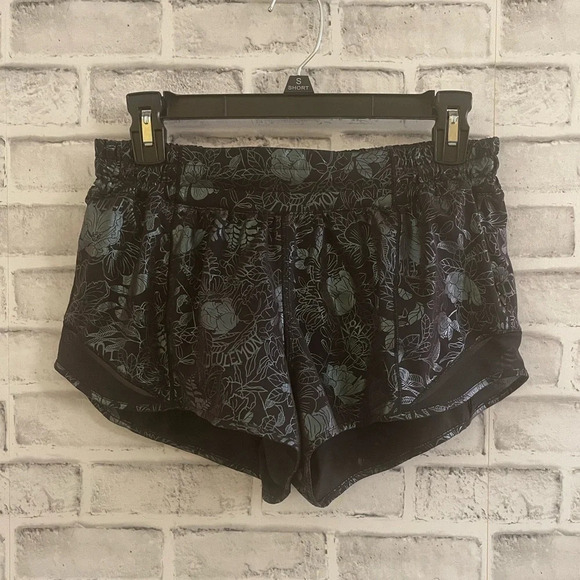 Women’s Lululemon DISCONTINUED hotty hot iridescent  leaf shorts 8 - Picture 1 of 5